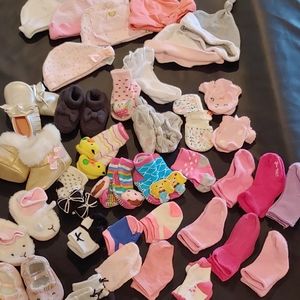 0-6 mo hat, shoes, socks, scratch mittens LOT